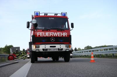 Leutenbach - Nellmersbach: Bremse an LKW zu heiss - Feuerwehreinsatz auf der B14